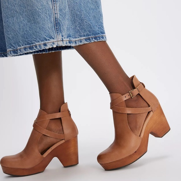 Free People Cedar Leather Buckle Platform Clogs
Tan New Without Box SZ 10 - Picture 2 of 14